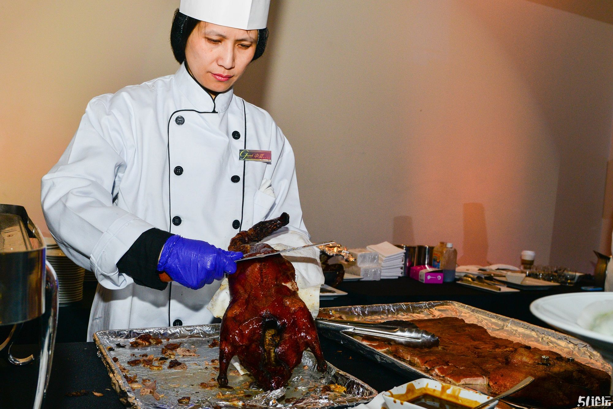 當晚為照顧華人口味，特別安排專業中菜到會，全晚供應脆皮北京填鴨及乳豬。   ...